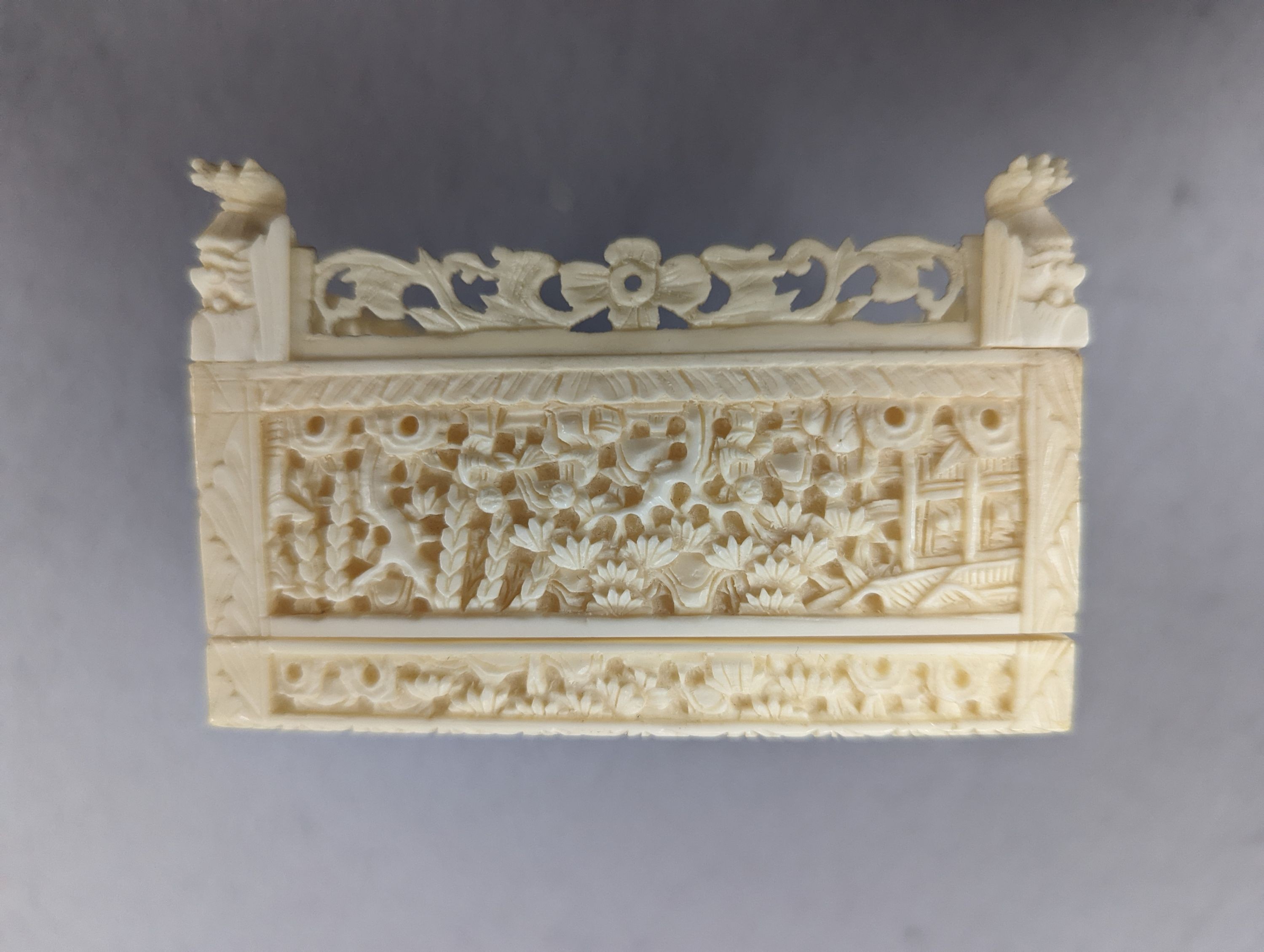 An early 20th century Cantonese carved ivory box, 12cm